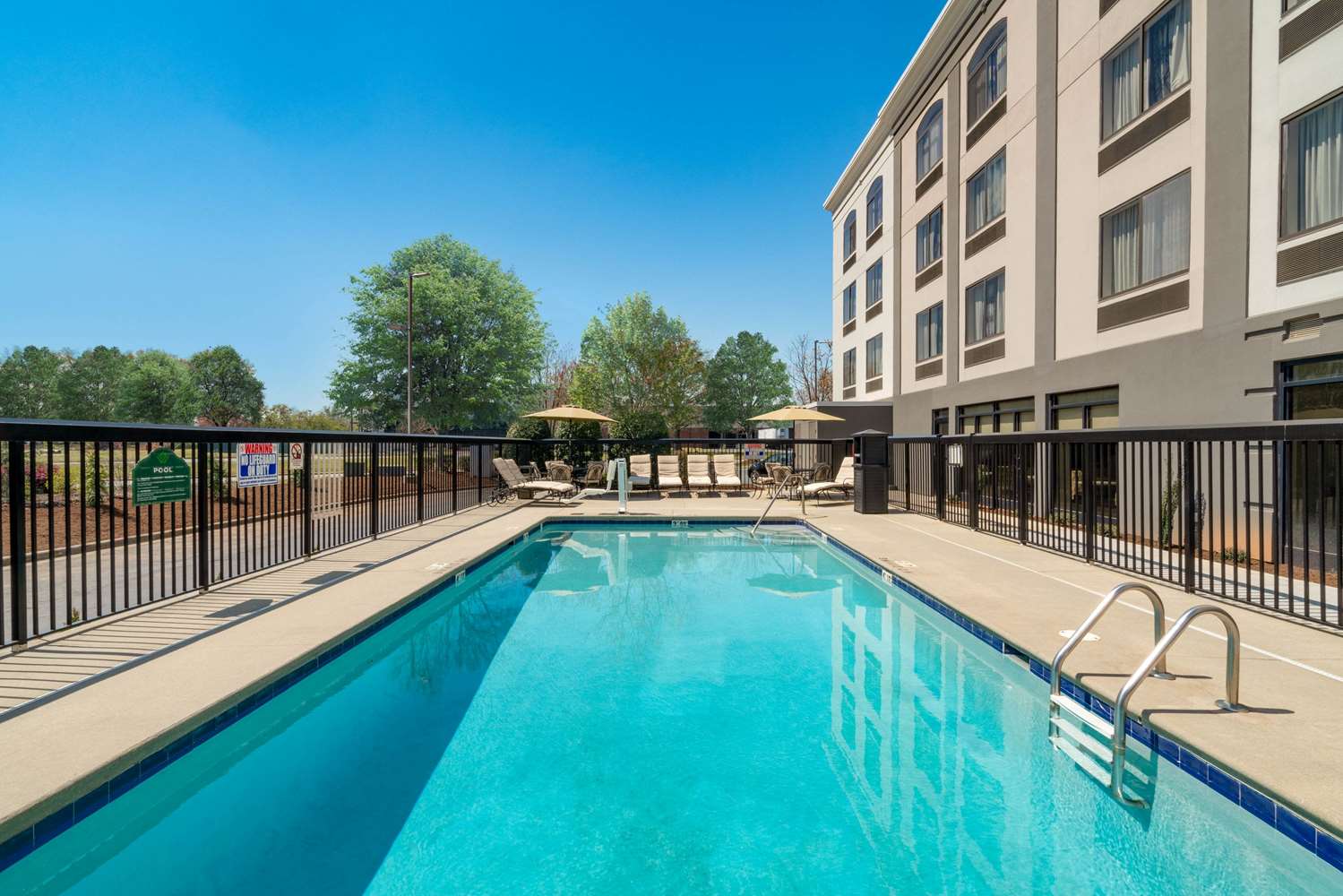 La Quinta Inn and Suites by Wyndham Raleigh Downtown North 42/47