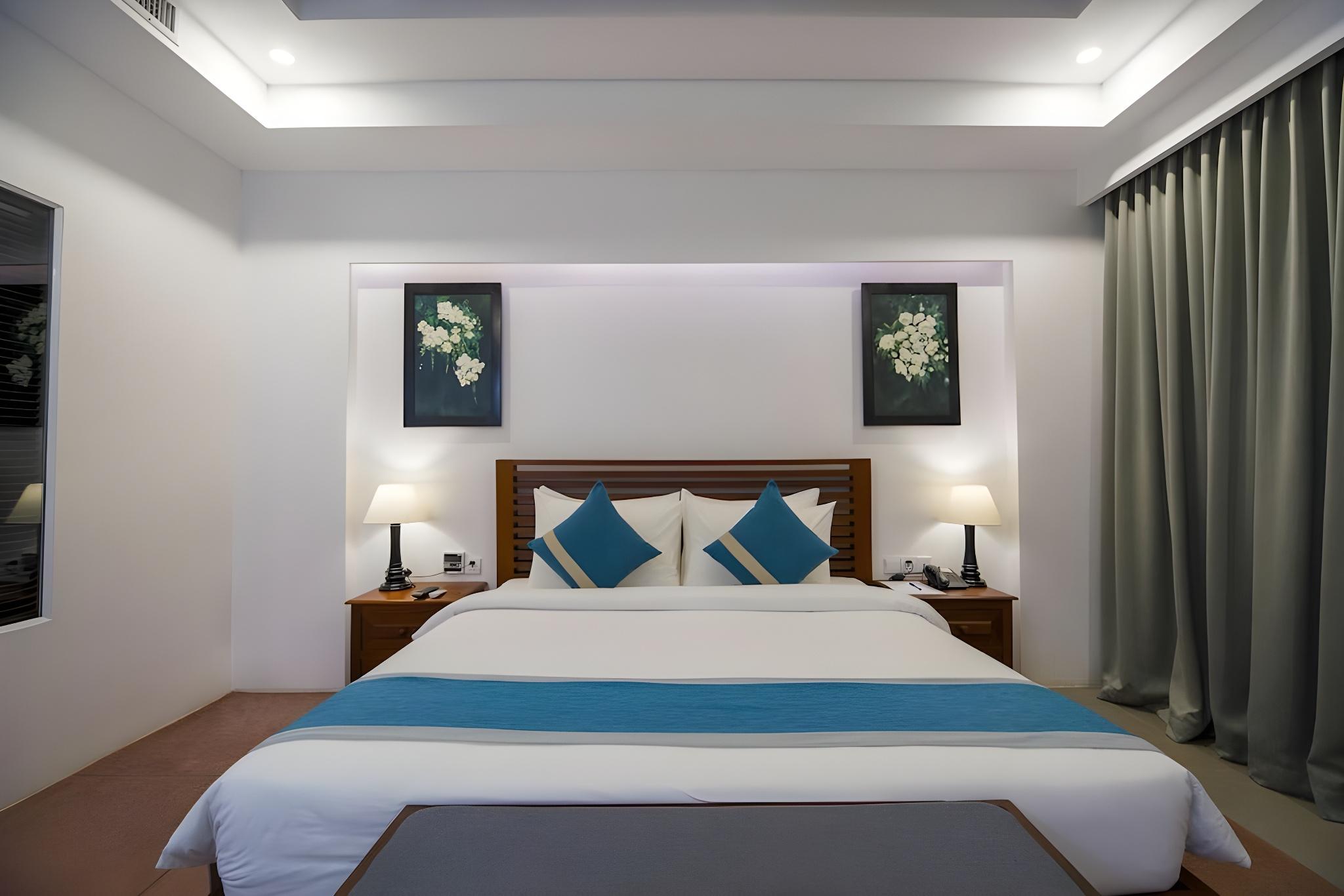 Landmark, Suite, Pool View