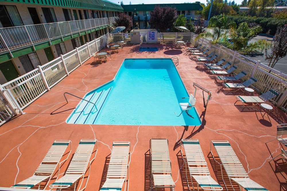 University Inn Fresno 40/48