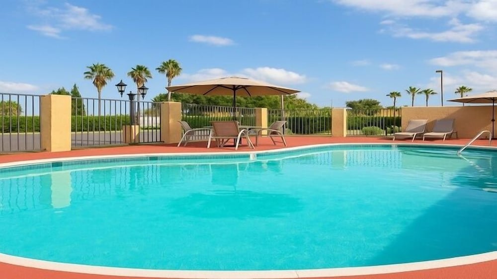 Rancho San Diego Inn and Suites (Ex SureStay Plus Hotel by Best Western El Cajon) 28/39