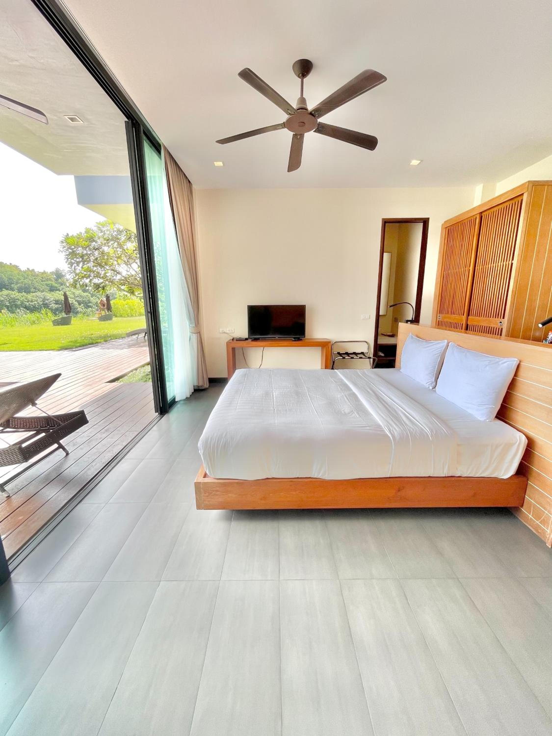 Deluxe, Pool Access
