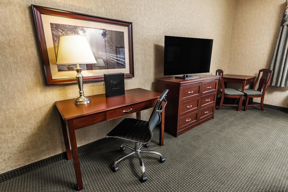 Redwood Inn Suites Grande Prairie 47/61