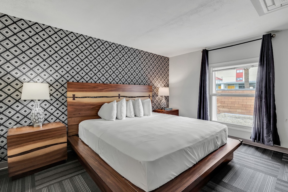 SUITE, KING BED
