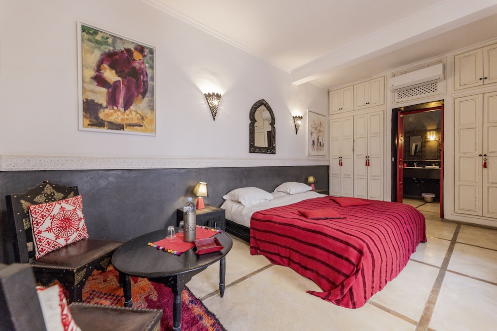 DELUXE, DOUBLE BED