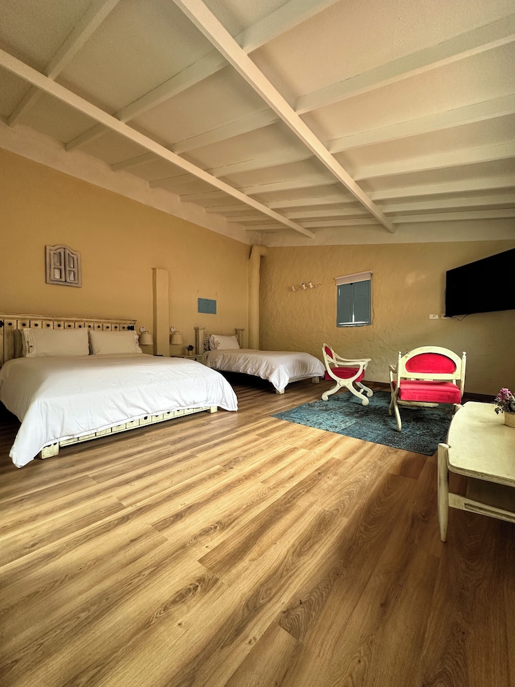 Deluxe, Suite, 1 King and 1 Single Beds