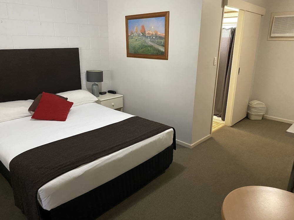 Puffers Inn Logan Motel 23/65