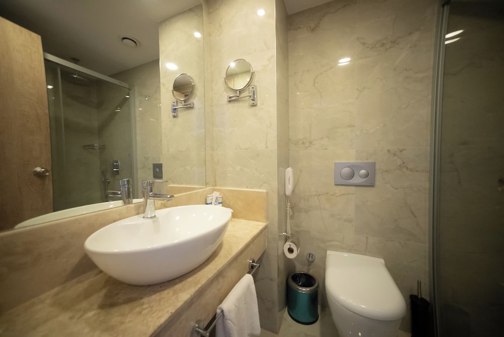 Lucida Beach Hotel 36/37