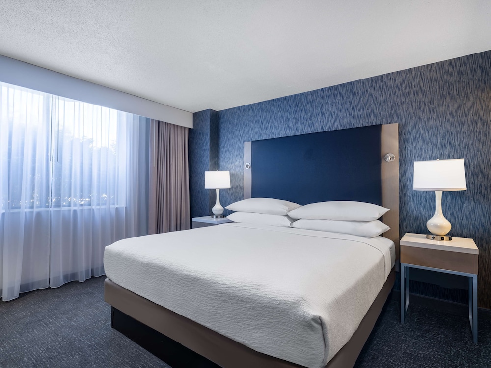 Suite, King Bed, Sofa, Embassy Suites By Hilton Baltimore Hunt Valley 2/5