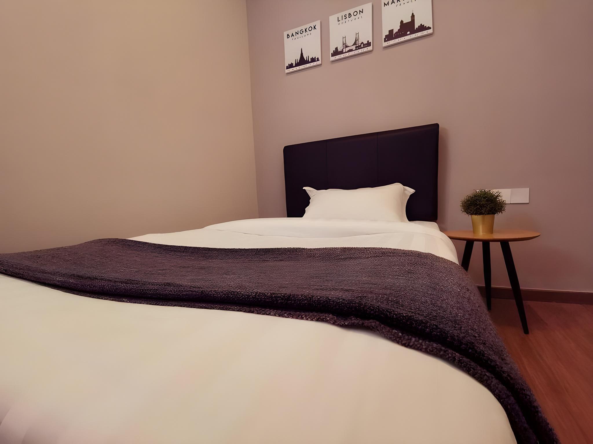 Basic, Single, King Bed, Single Bed, No Window