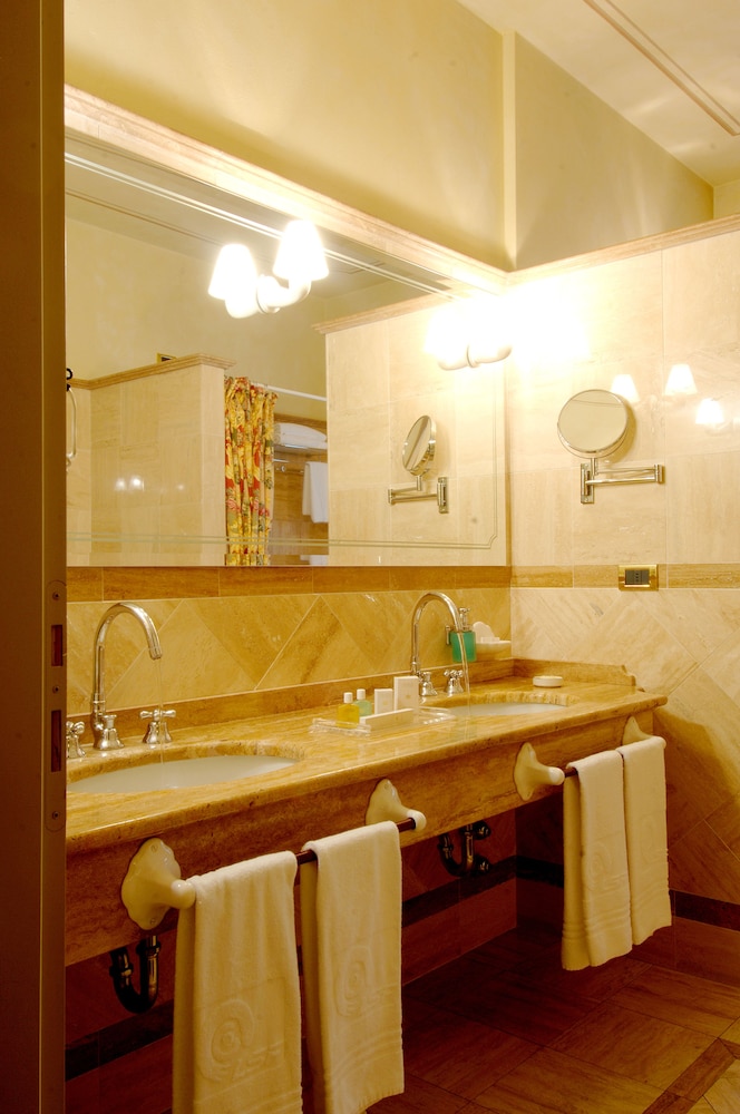 Golf, Junior Suite, King Bed, Lake View, Terrace