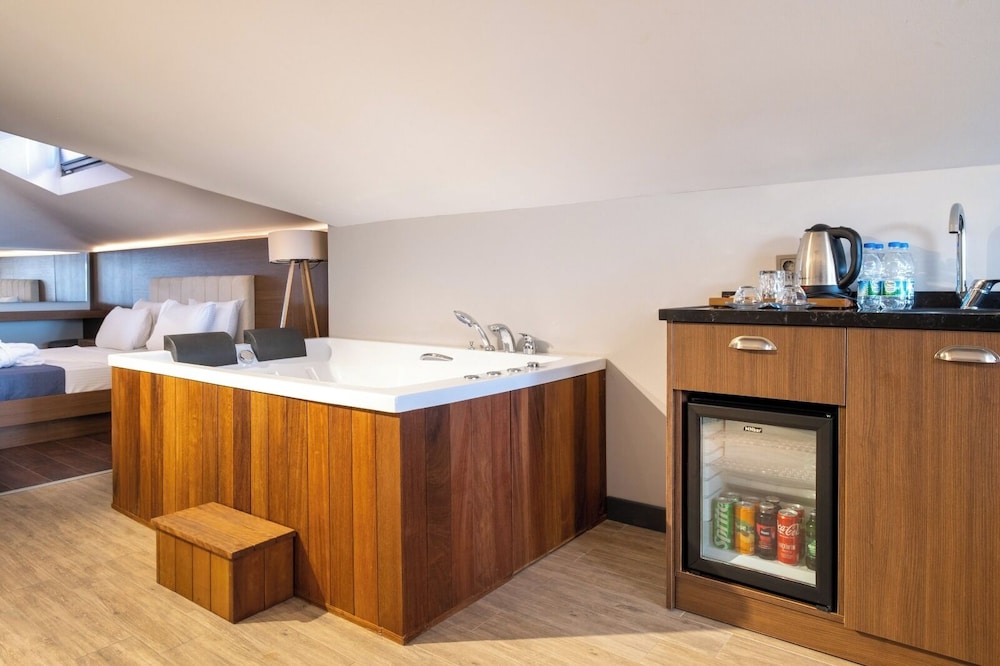 216 Bosphorus Suite 9/50