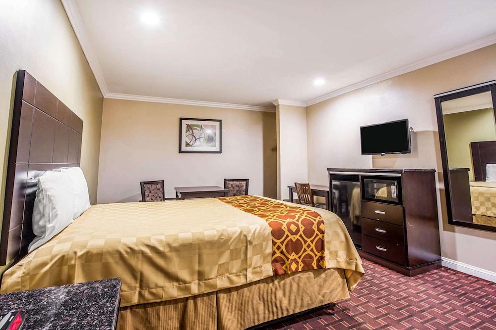 Rodeway Inn & Suites Bellflower 11/33