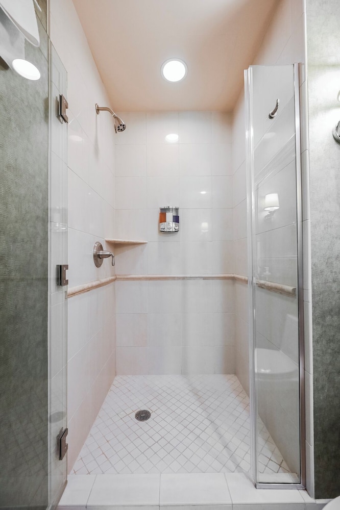 Stripviewsuites At Signature 45/73