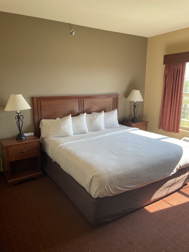 Efficiency, Suite, King Bed, Bathtub, Accessible