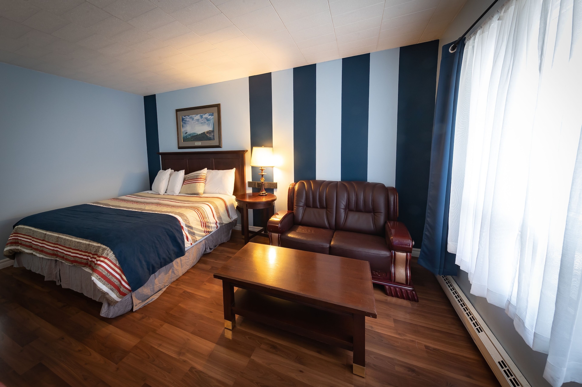 DELUXE, KING BED