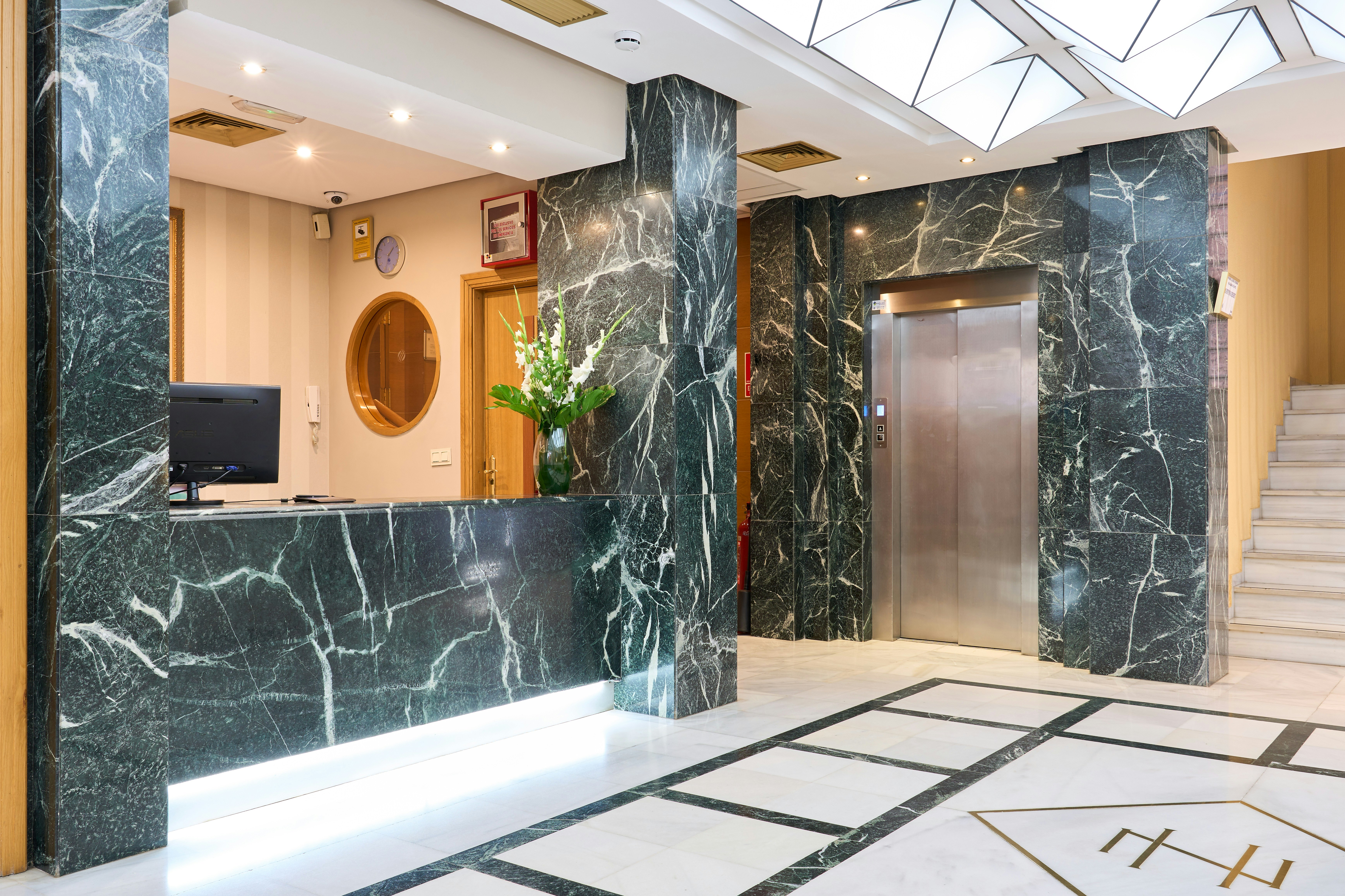 Navas Hotel 10/82