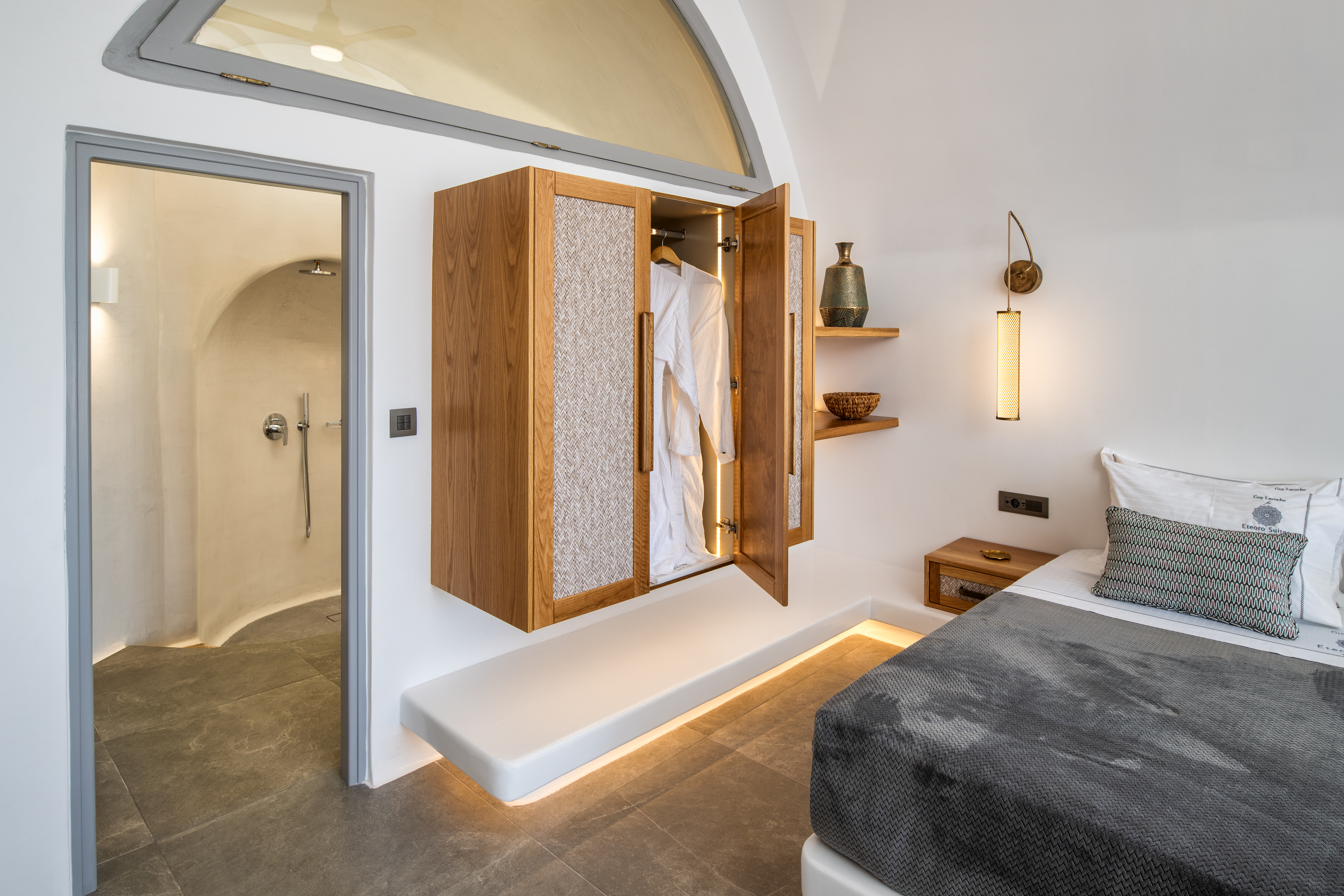 CAVE, SUITE, OUTDOOR JETTED TUB