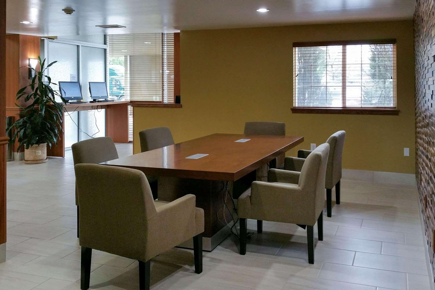 Country Inn & Suites by Radisson, Delta Park North Portland 4/6