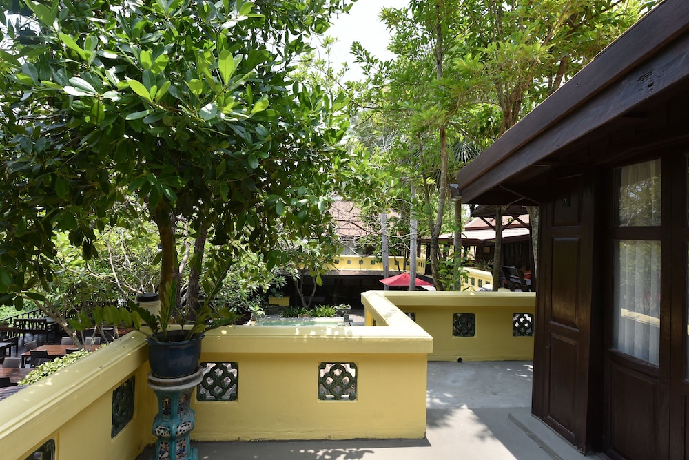 Zantiis Ndol Villas 9/66
