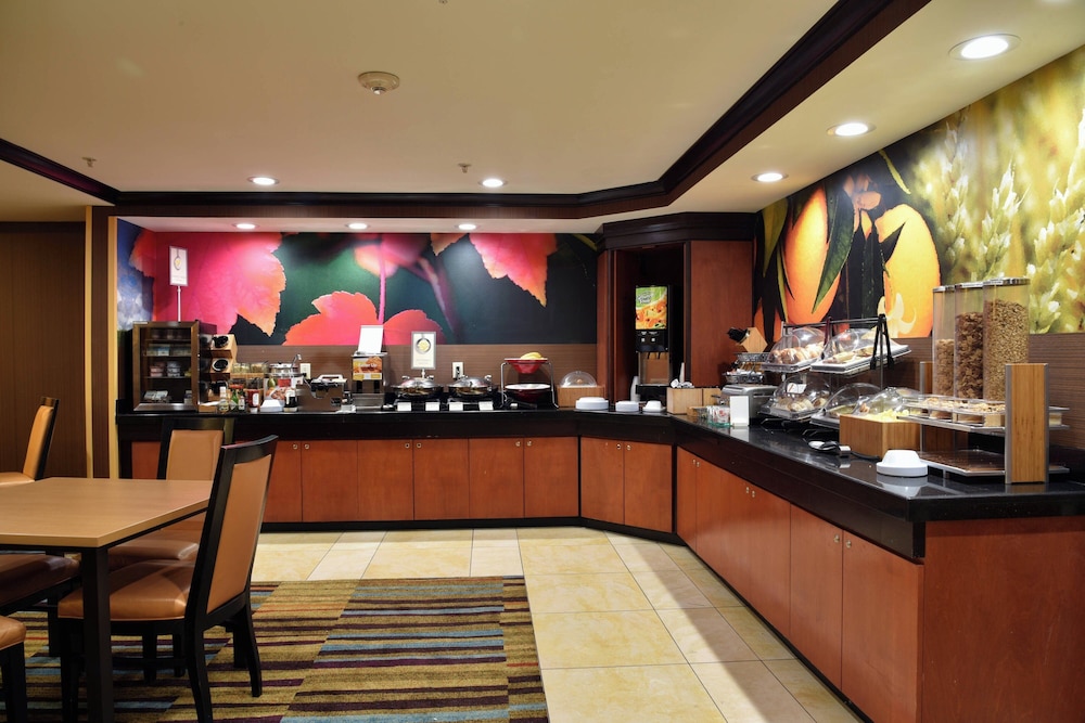 Fairfield Inn & Suites Hartford Airport 27/34