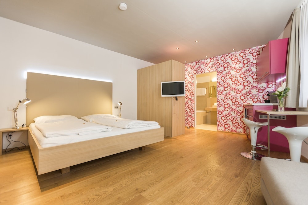 Room 4 Apartments 15/50