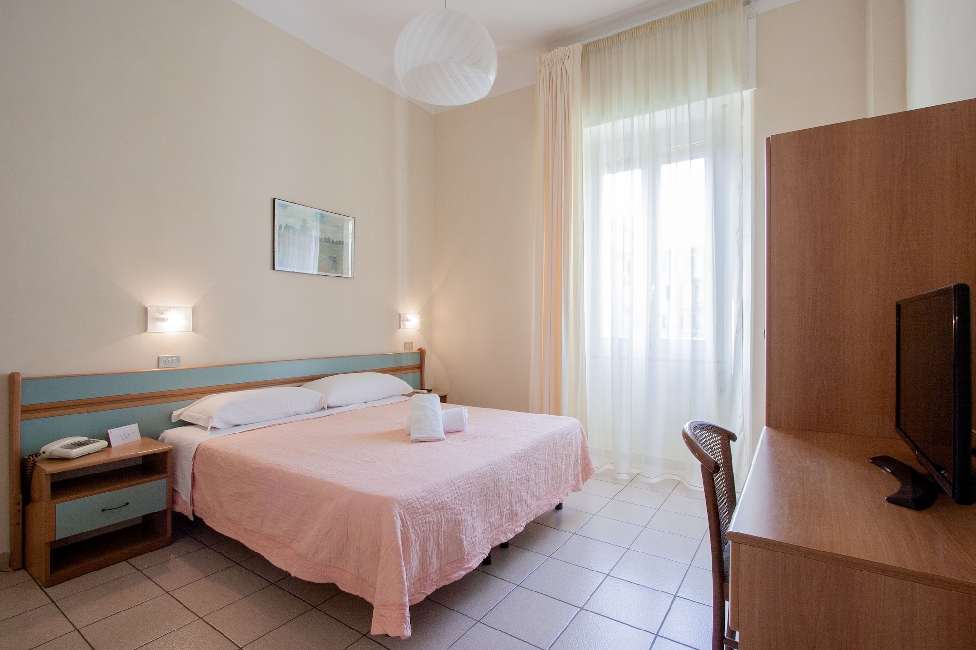 ROOM, DOUBLE OR TWIN BED
