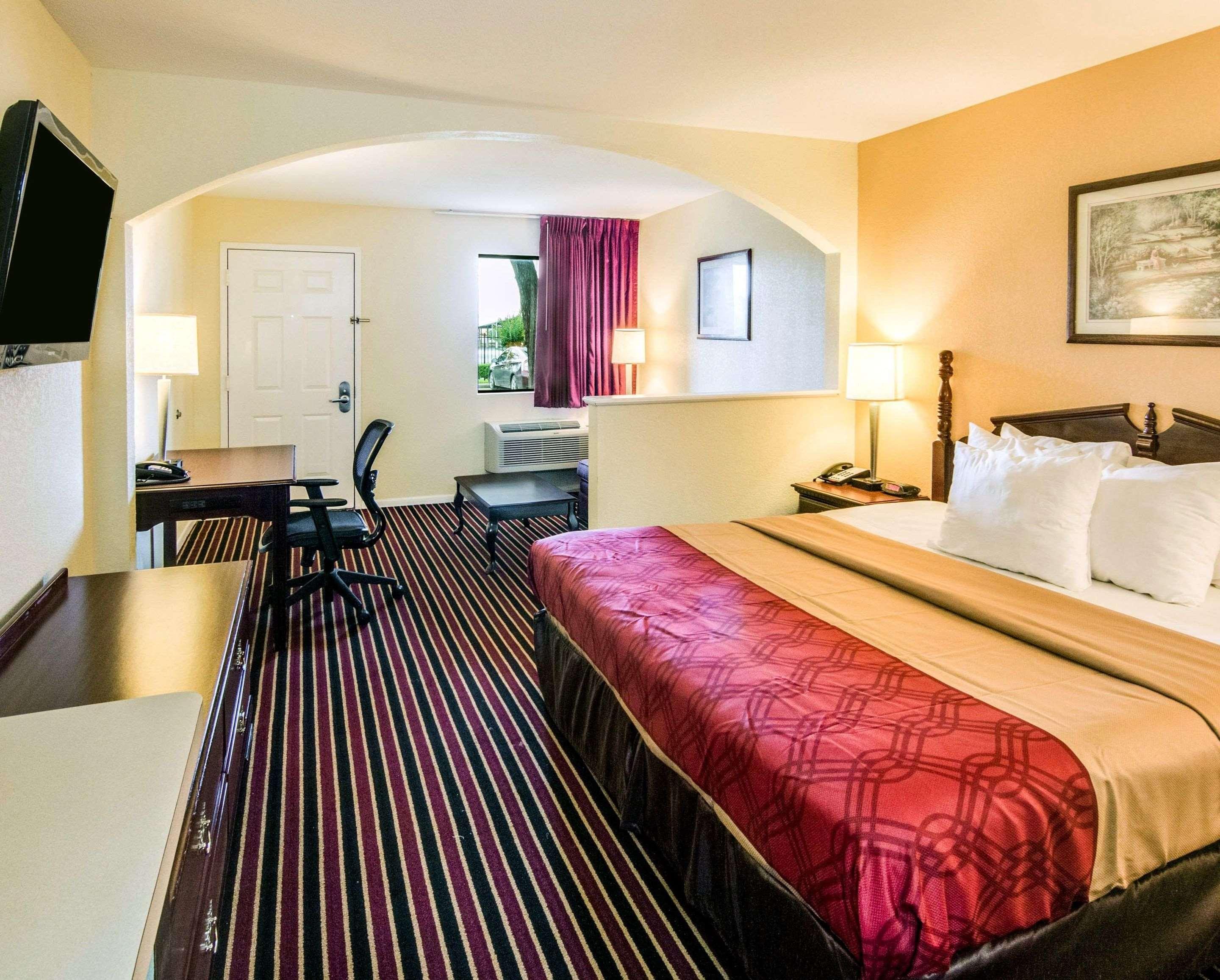 SUITE, KING BED
