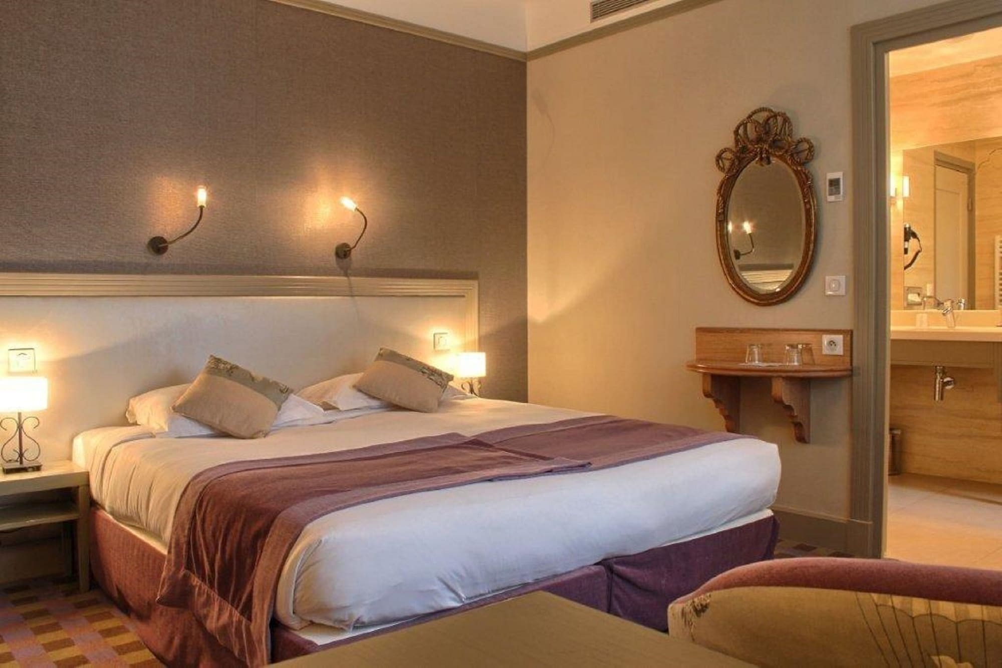 Family Suite, Double Bed, Sofa, Hotel Residence Foch 4/5