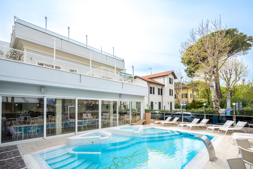 Hotel Royal 3/50