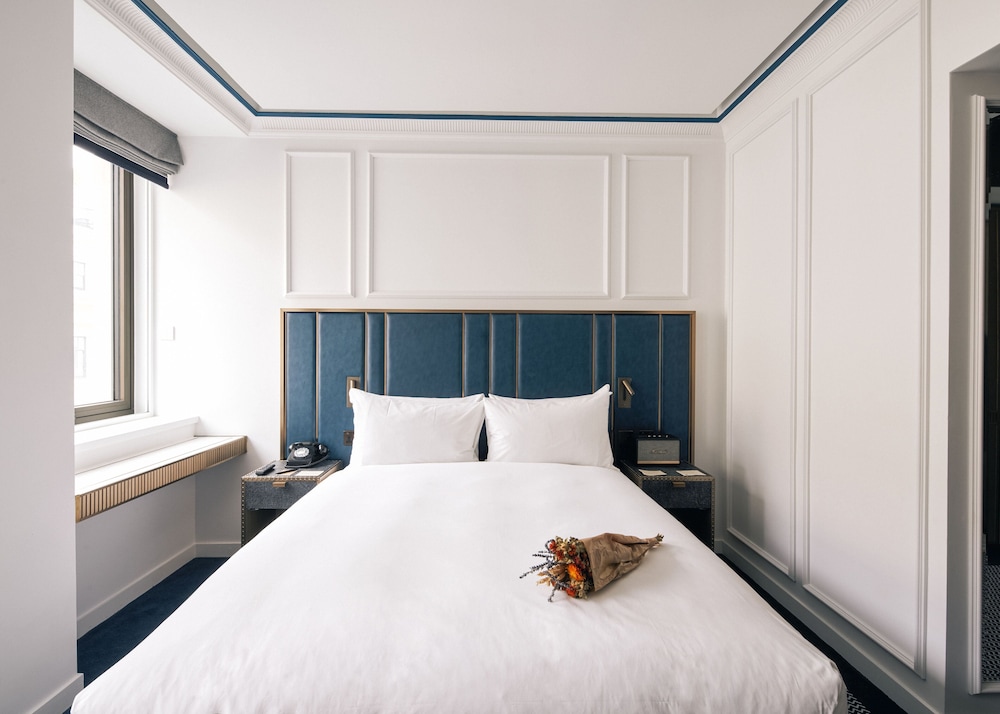 SUPERIOR, DOUBLE BED, STREET VIEW