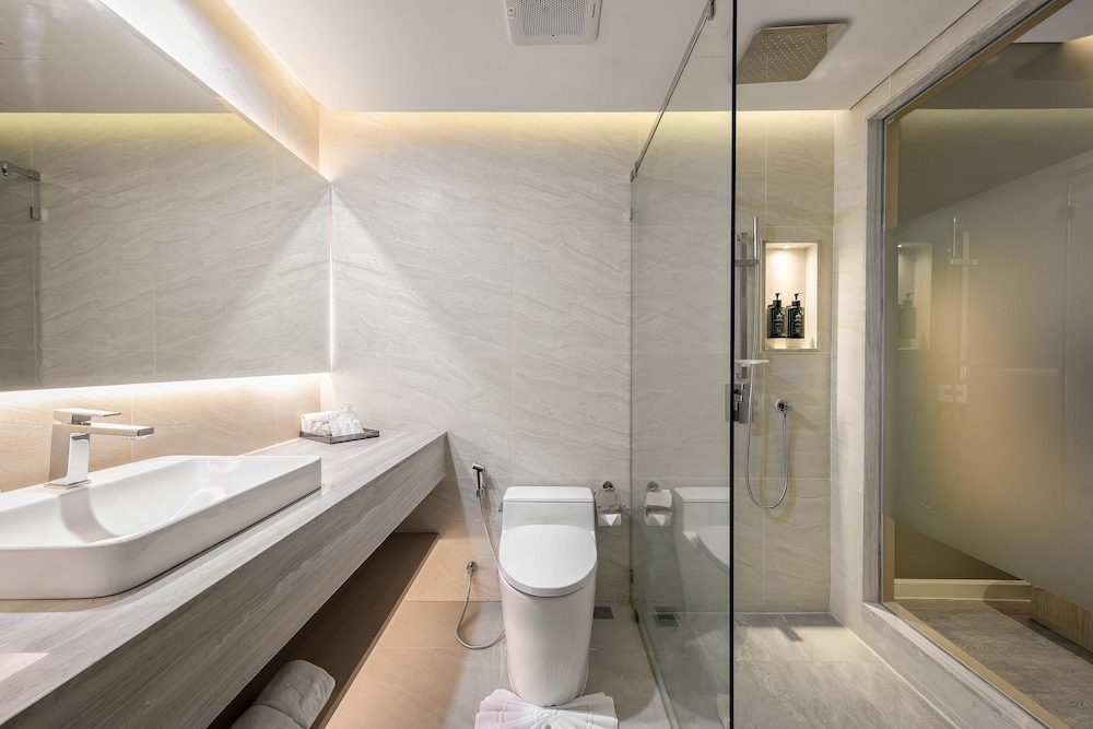 Amora Beach Resort Phuket 75/75