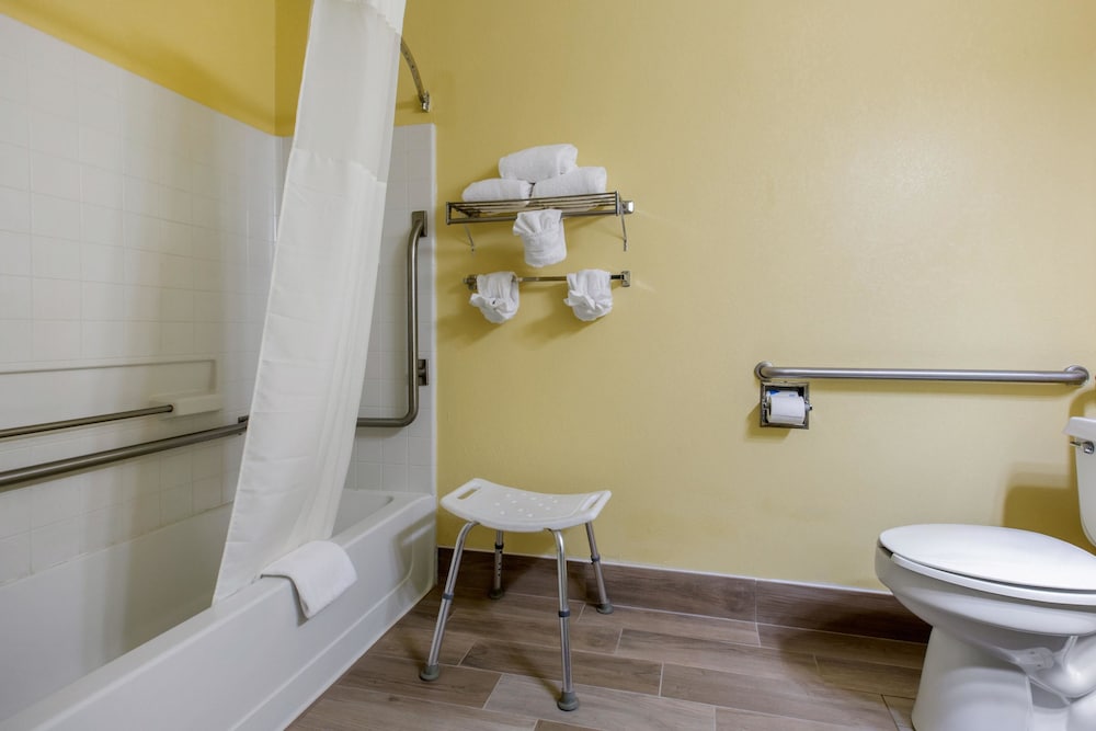 Quality Inn Williamston NC 18/27