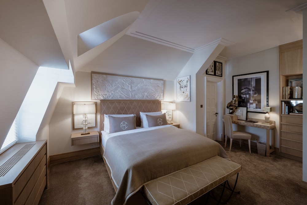 PATRICK HELLMANN, PREMIUM, SUITE
