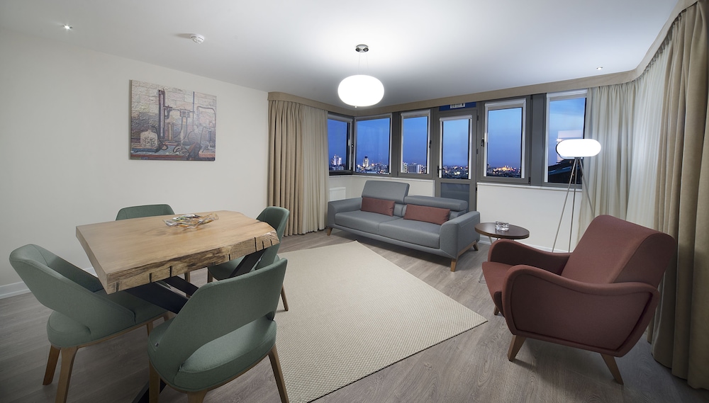 THE CLOCK SUITES 23/44