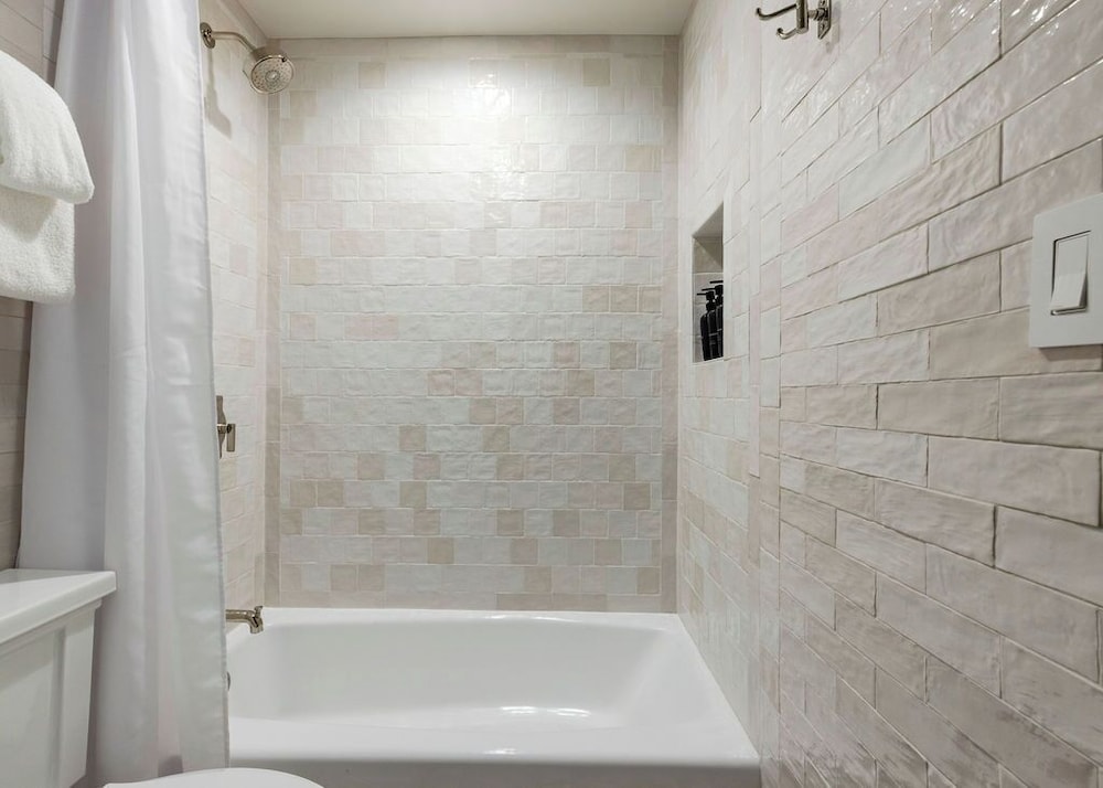 غرفة قياسية بسرير كوين، The Garden District Hotel 5/7