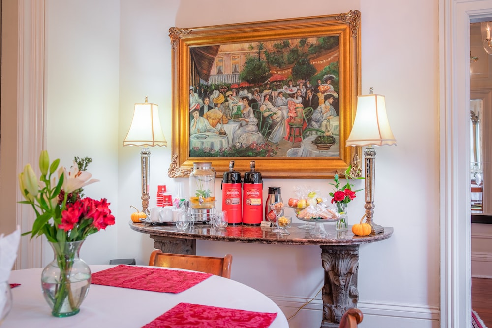 Justine Inn Savannah 54/62