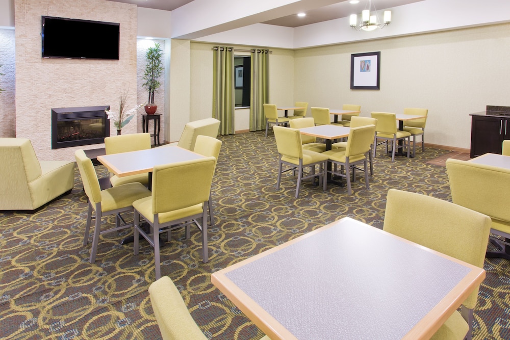 Holiday Inn Express Hotel And Suites Alvarado 49/50