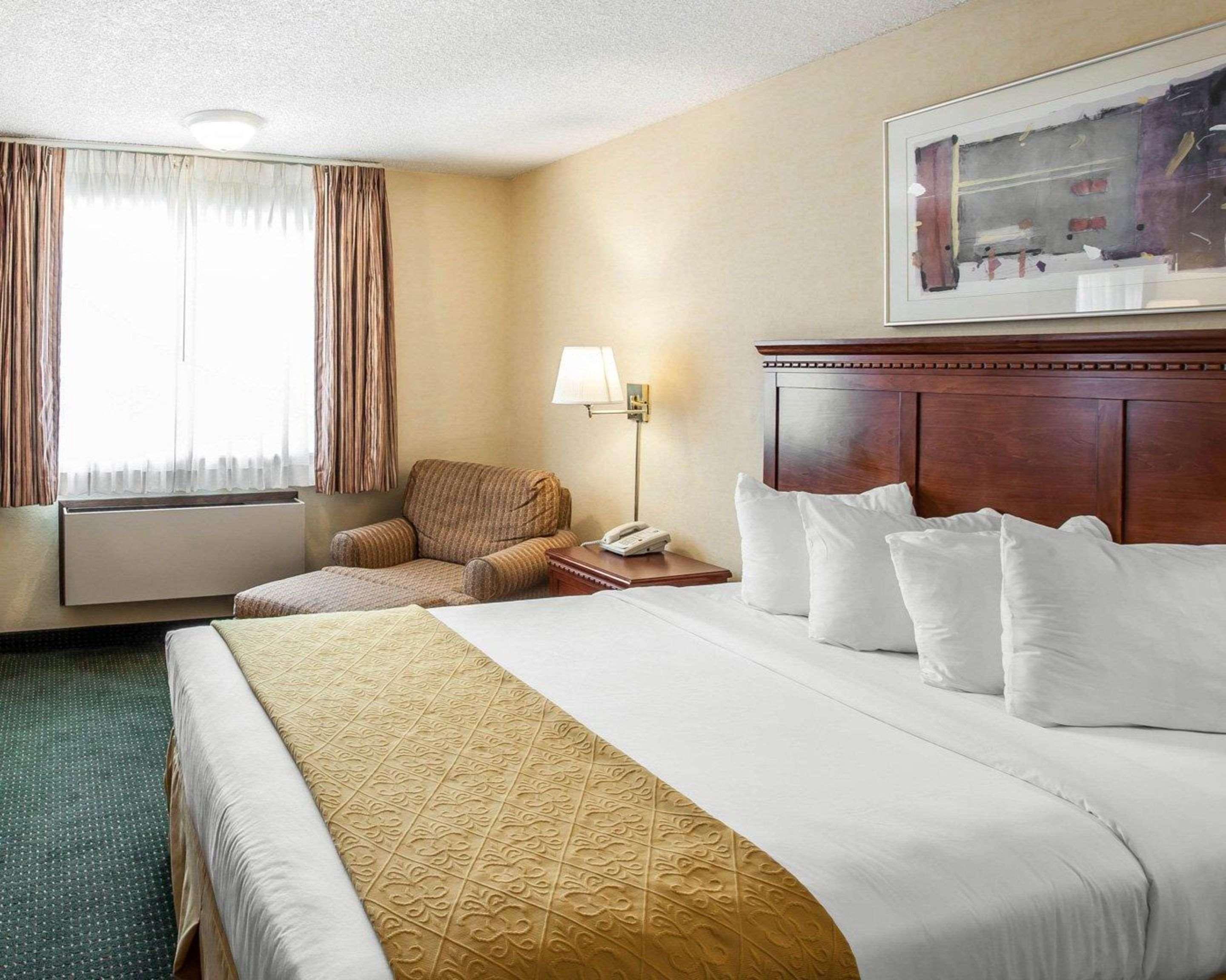 ROOM, QUEEN BED
