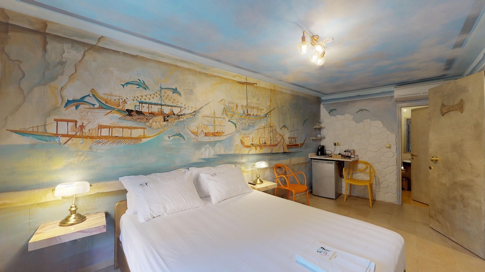 جناح فاخر بسرير كينج بإطلالة على الفناء بشرفة، Leda Suites 4/10