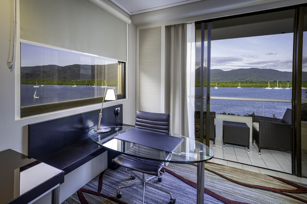Hilton Cairns Hotel 57/85