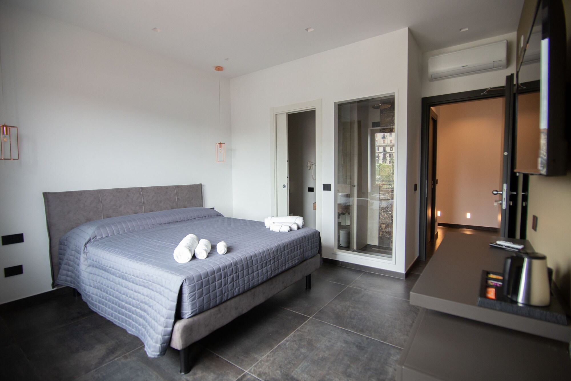 DELUXE, QUEEN BED, CITY VIEW