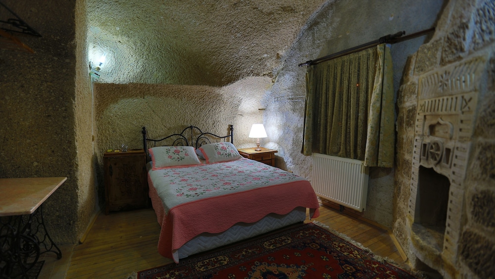 Holiday Cave Hotel 19/81