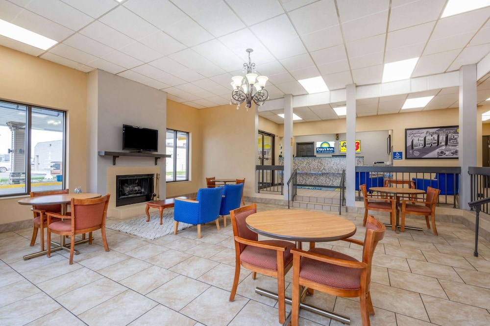 Super 8 by Wyndham Perrysburg - Toledo 21/28