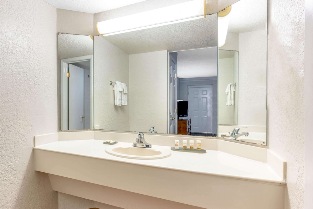 Super 8 by Wyndham The Woodlands North 18/40