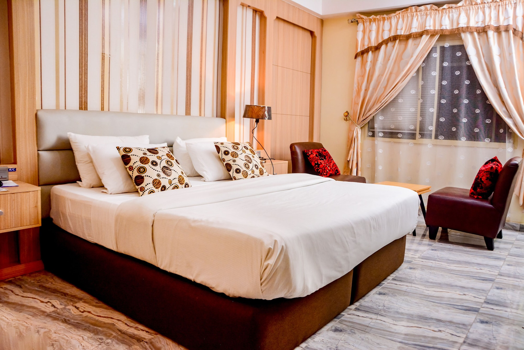 SUITE, KING BED