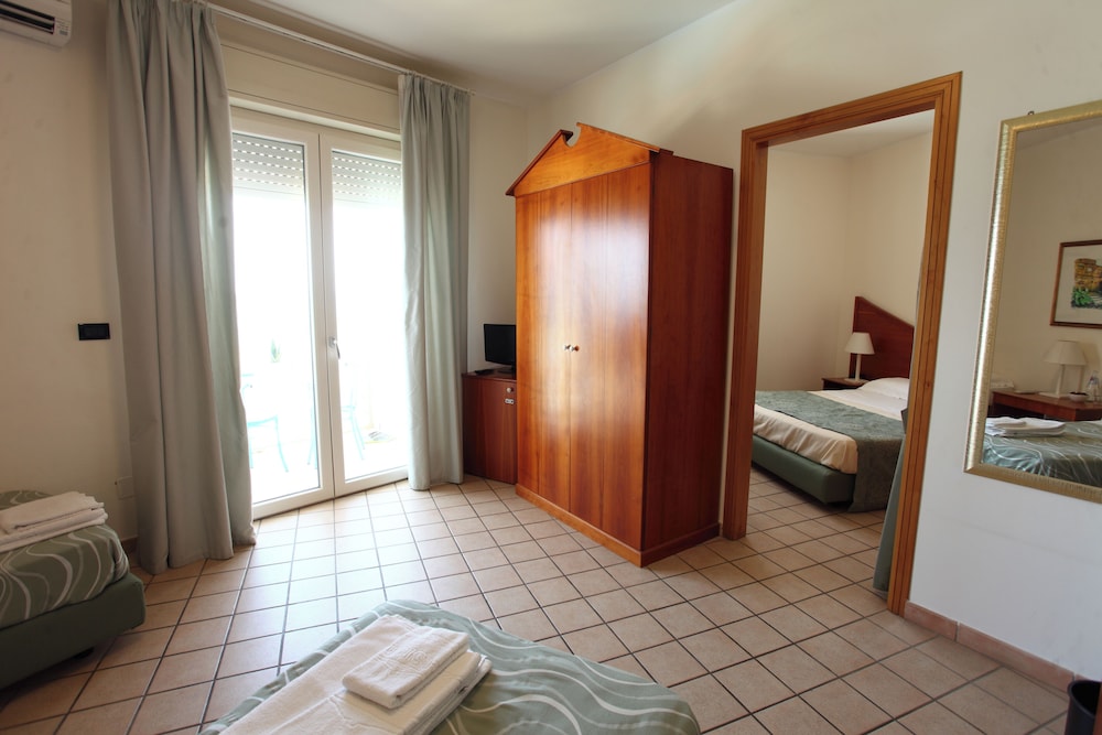 EXECUTIVE, SUITE