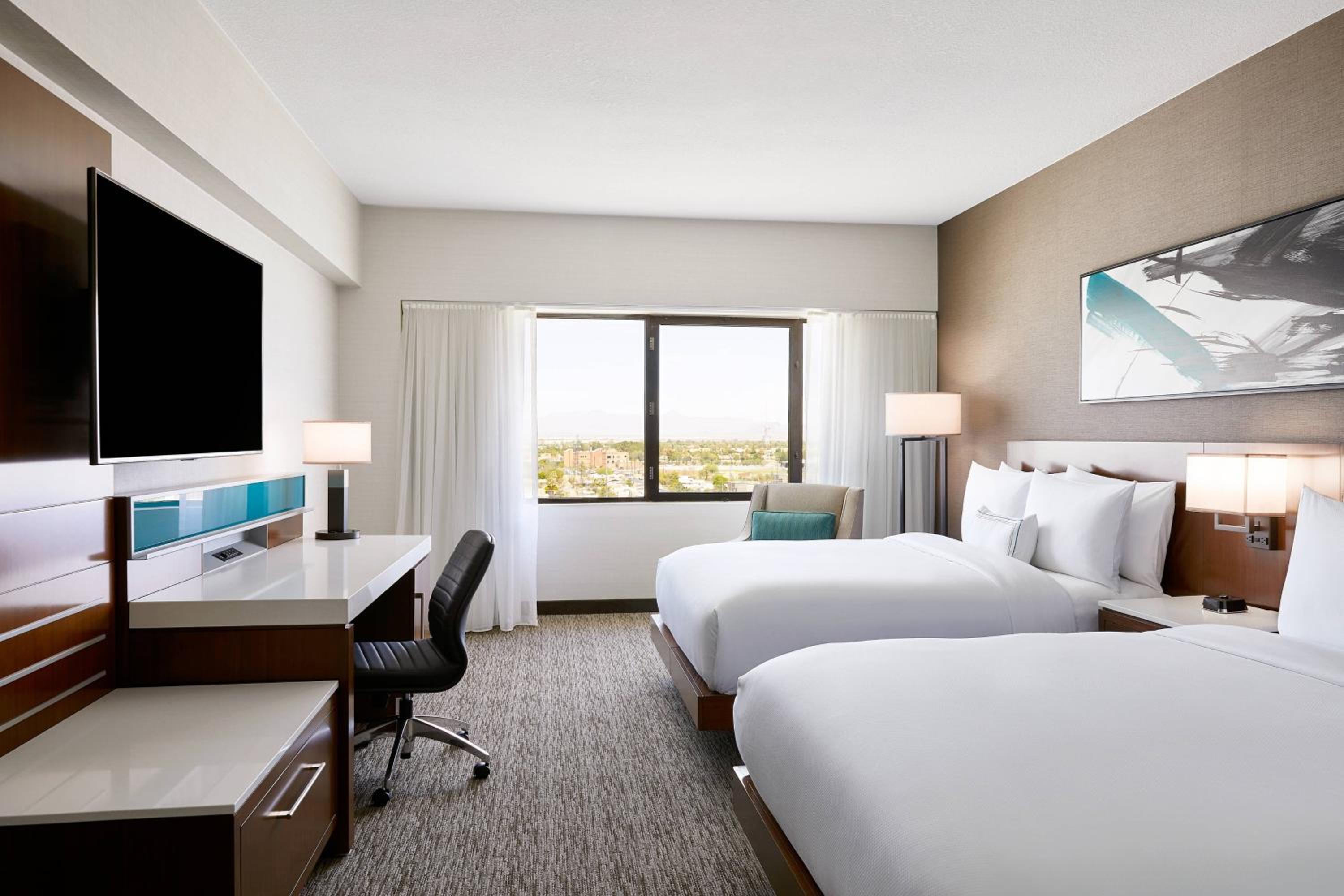 Guest Room, 2 Queen Beds, Executive Level, High Floor