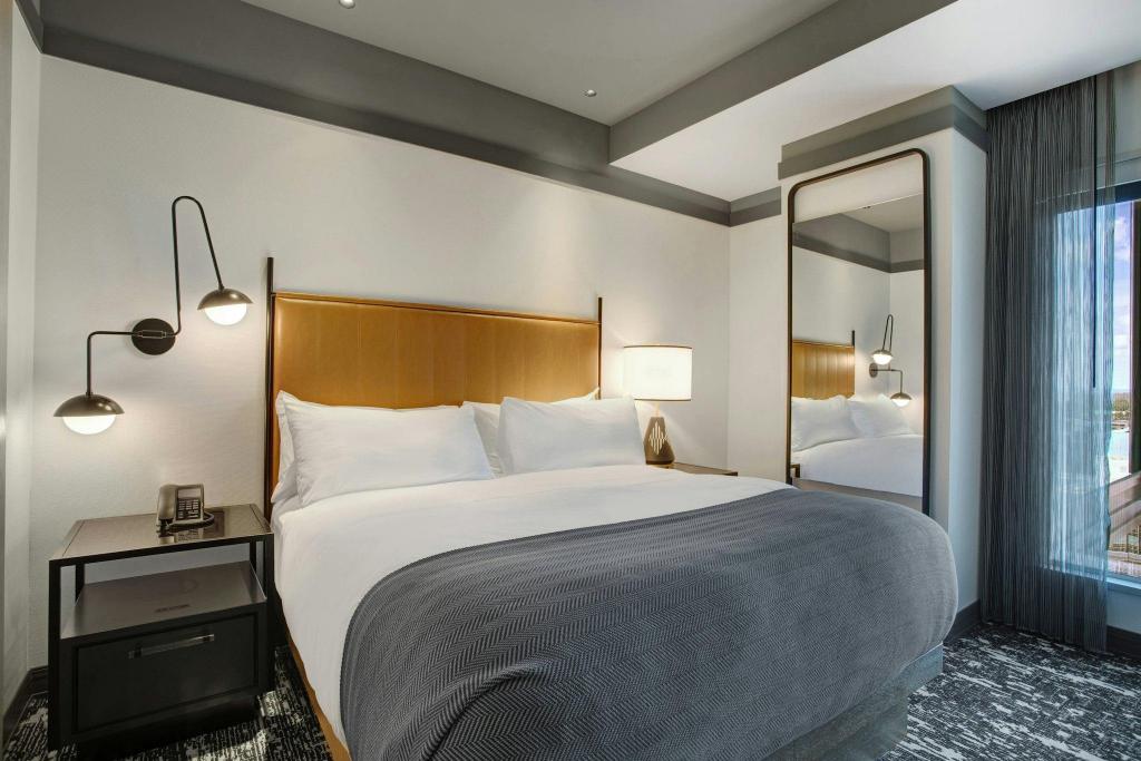 1 Bedroom, Metropolitan, Suite, King Bed, City View, Sofa