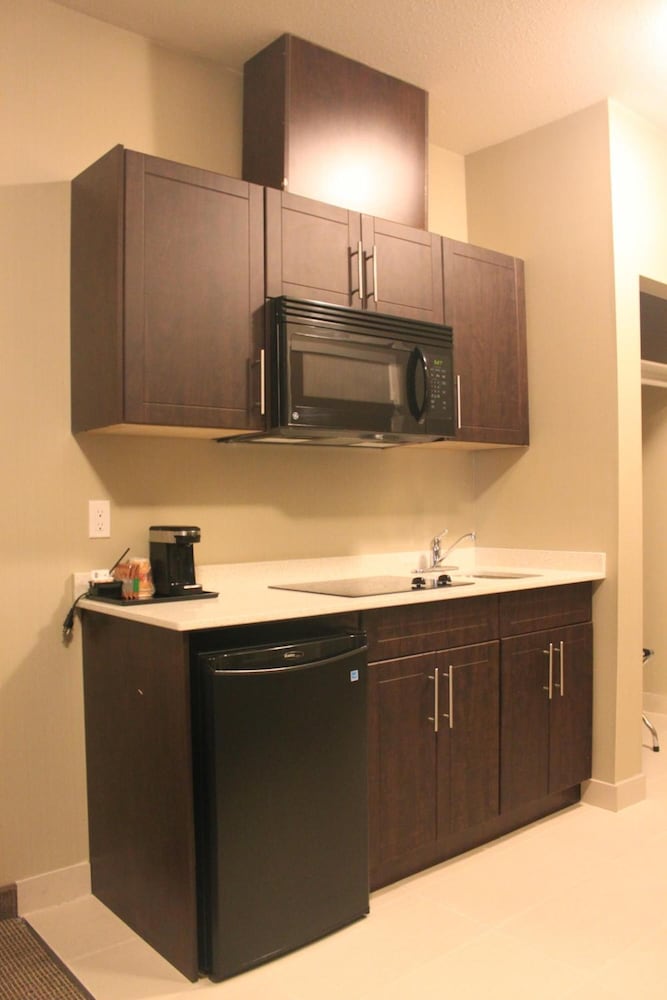 Meridian Inn & Suites 14/32