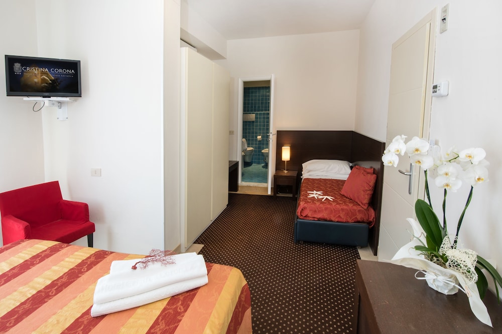 Hotel Cristina Corona 8/22